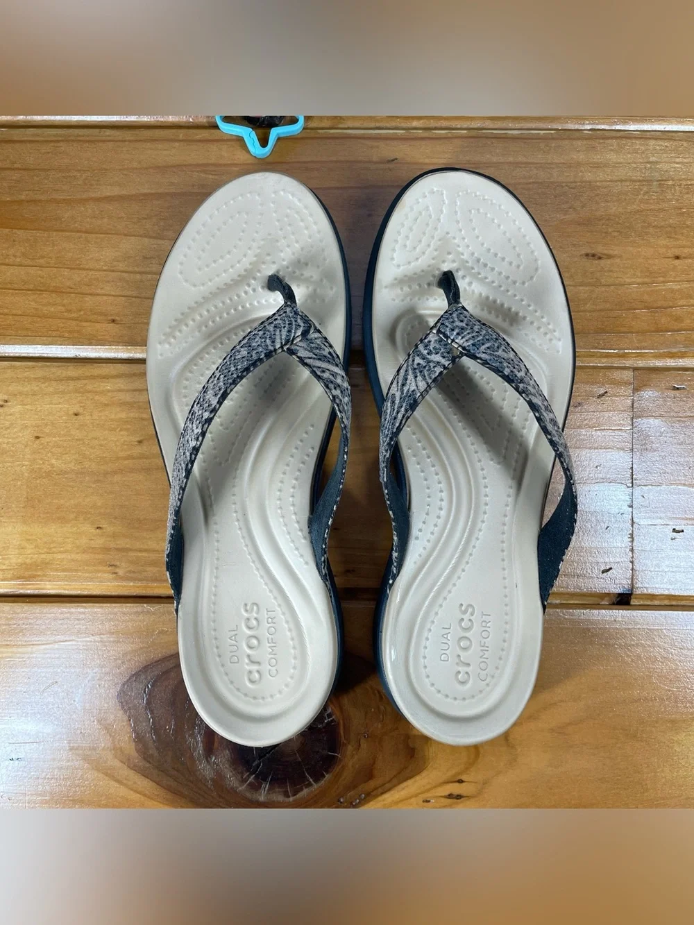 Crocs Capri V Sequin Flip Flops Womens Size 10 Black Tan Animal Print Sandals
